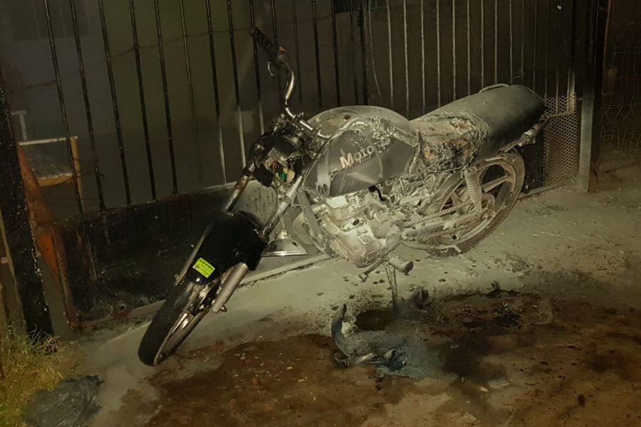 Funes: le incendiaron su moto a la madrugada y acusa a su ex